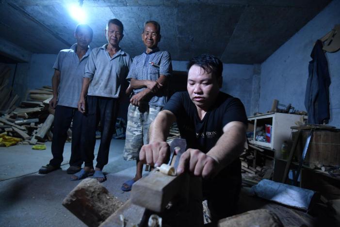 潇湘zaker：有人以为他只能乞讨，他却 6 块钱创业，现在已有一家 18 名工人的工厂
