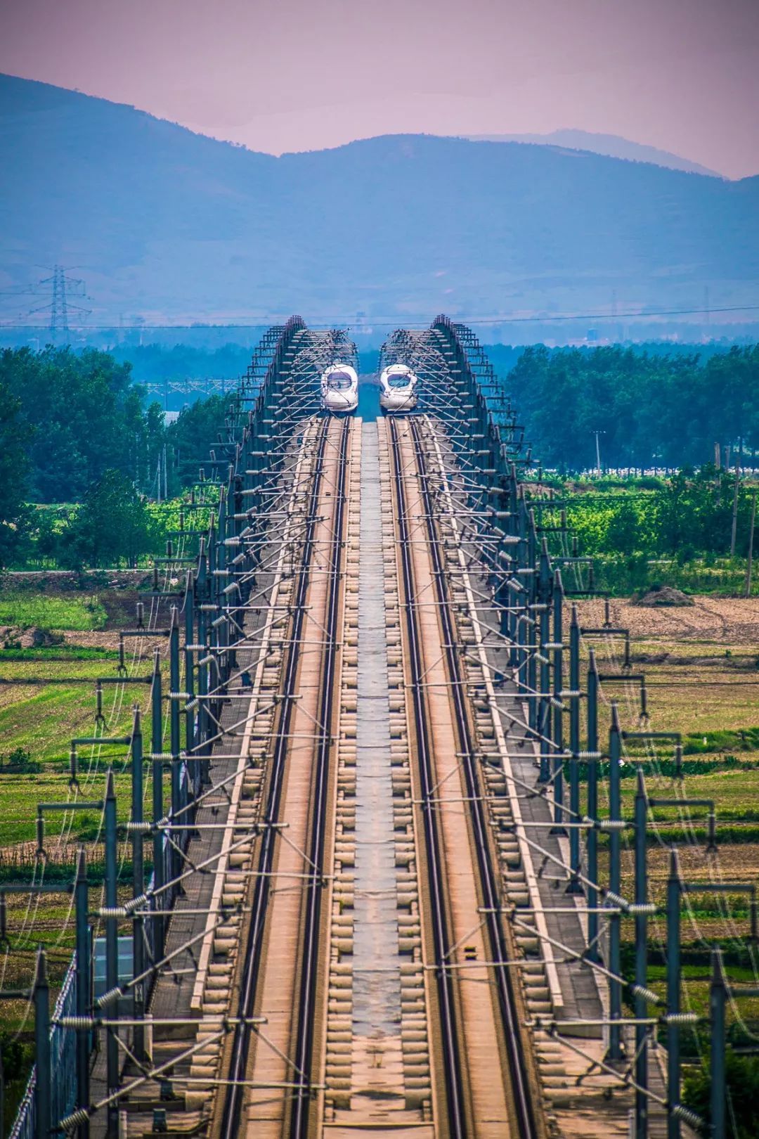 随着京广高铁,哈大高铁,以及杭福深客运专线开通,中国高铁"四纵"主