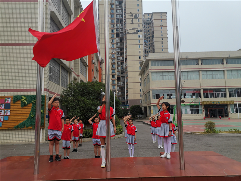 东城小学举办“同升国旗 童颂祖国”主题活动