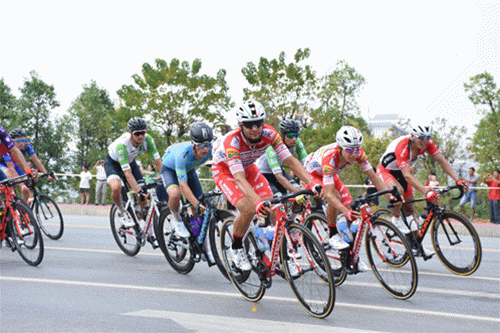 关注|环中国自行车赛第二阶段江华涔天河点对点赛顺利收官