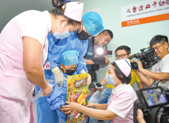 在湖南省兒童醫院造血幹細胞移植中心,5歲多的重型地中海貧血患兒軒軒