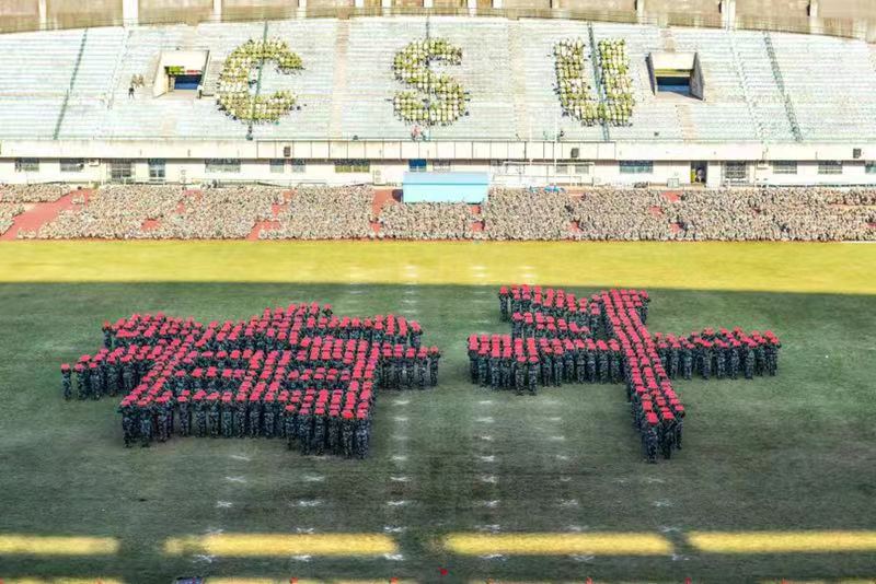 伴随着管乐的节奏,方阵变换成五角星的队形,以