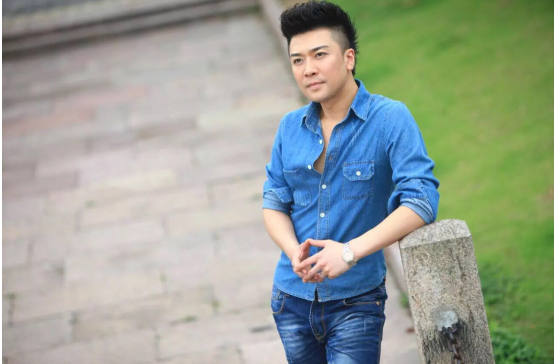 明星 陌陌娱乐主播巍巍,在线下是一名非常出色的主持人.