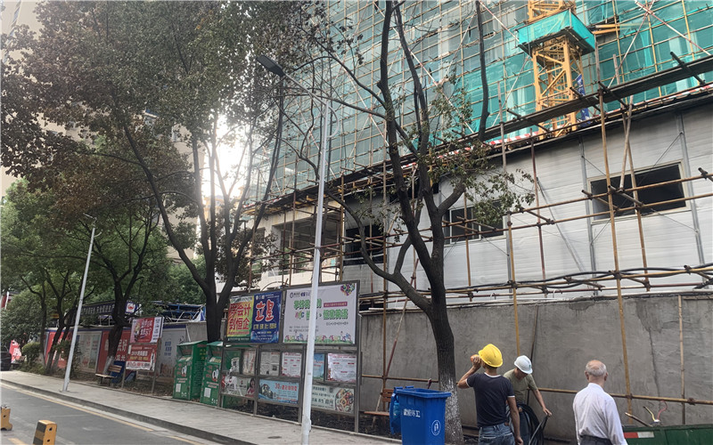 工地突发火灾 社区群干奋勇灭火