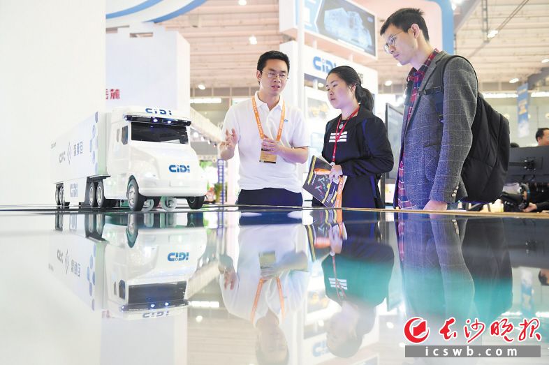 围绕智能终端、智能设备、智能网联汽车，长沙智能制造的应用场景在不断拓宽。黄启晴 余劭劼 摄