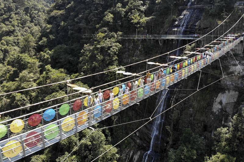湖南九龙江国家森林公园上演高空旗袍秀