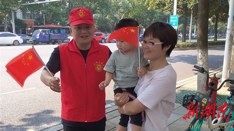 武陵区300余名党员干部“变身”街头志愿者
