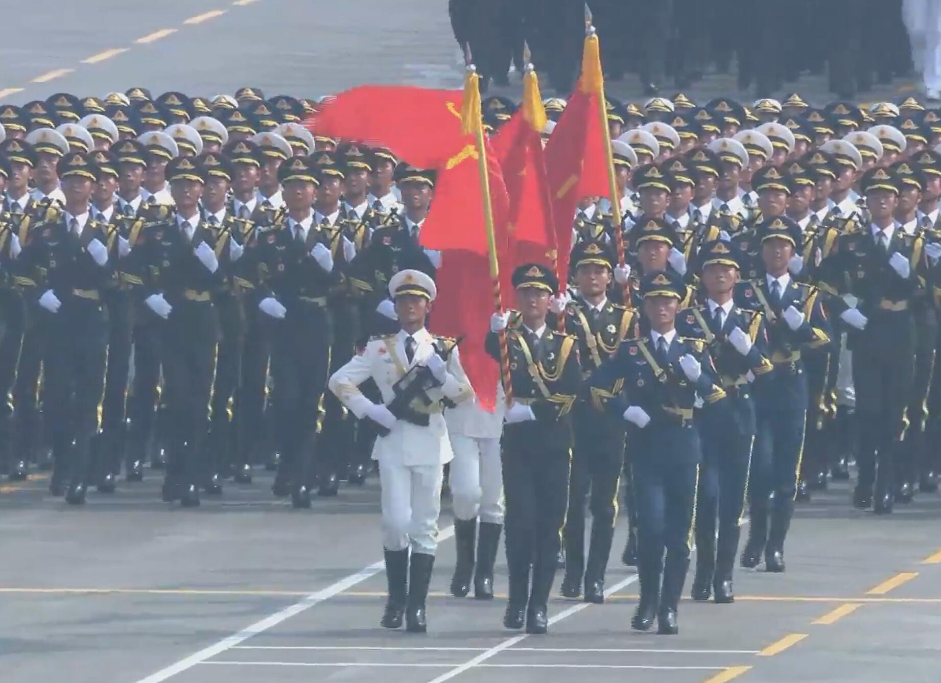 仪仗方队首次同时高擎党旗国旗军旗国庆受阅