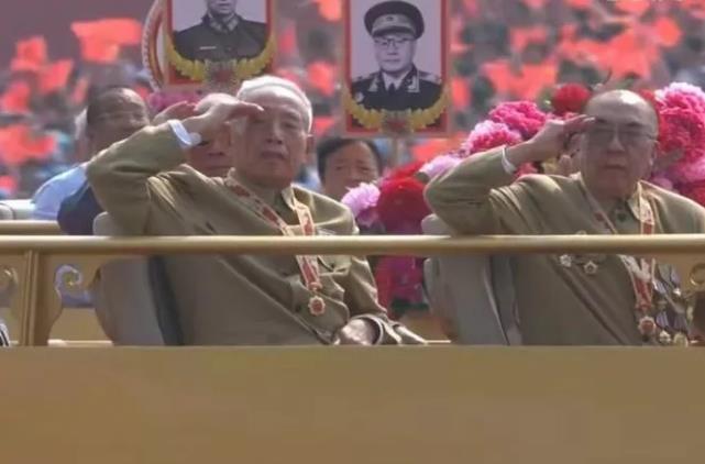 炎陵籍将军在阅兵游行中接受全国人民的致敬