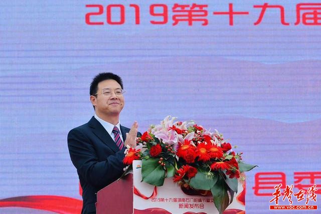 10-08 10:23直播员"中国好人"邓学东宣读《认养爱心橘树 助力乡村振兴