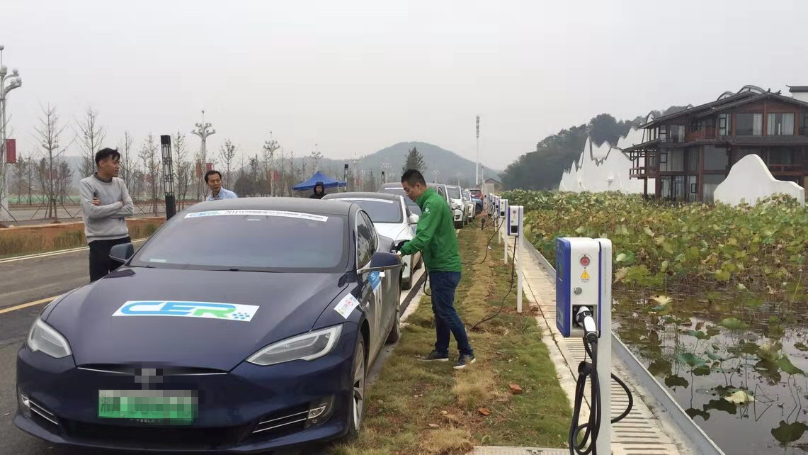 新能源汽车拉力赛持续举行 留下了400多座充电桩