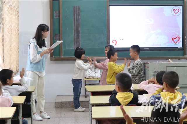 湖南科技大学志愿者把爱国主义教育送下乡