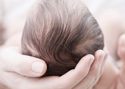 宝宝头发稀疏是病吗？与胎毛脱落程度有关