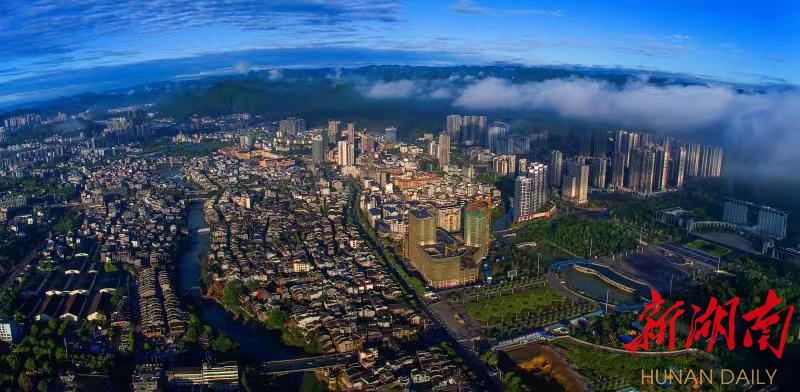 湖南日报专题推介吉首市交通突围工作:魅力山城路好走