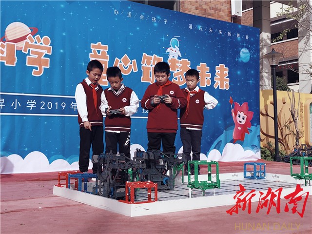 玩转科学小制作 枫树山明升小学开展校园科技节
