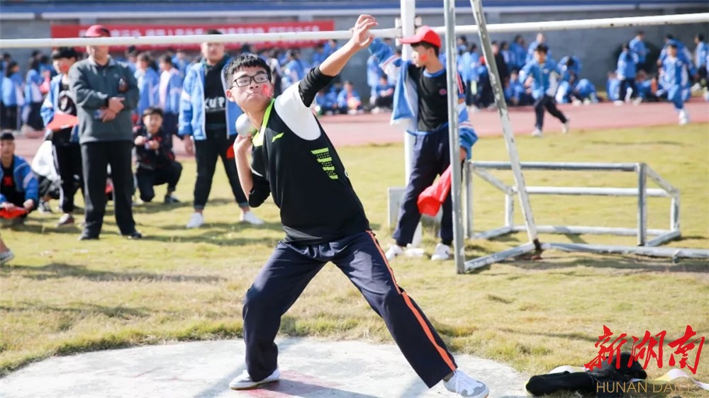 花垣县民族中学举行第38届田径运动会