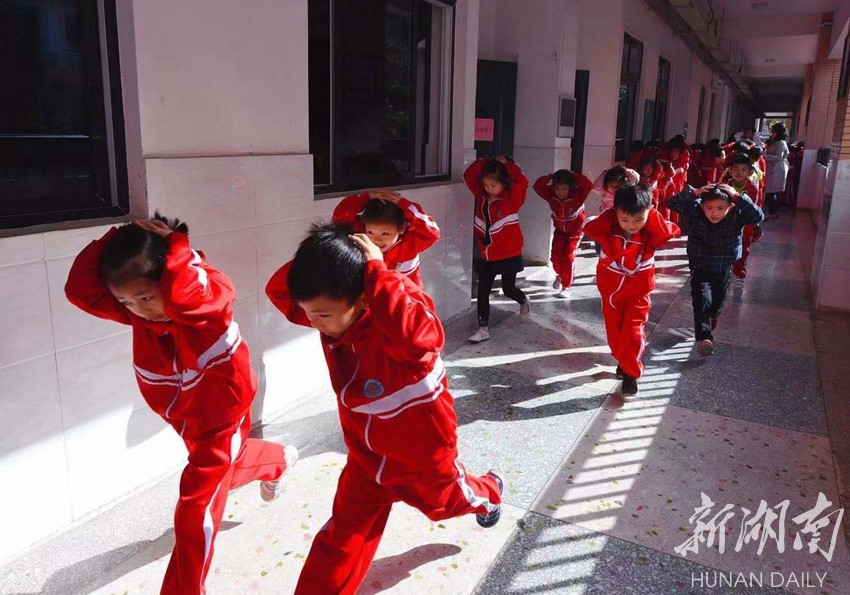 长沙县一小学举行防空袭疏散演练 新湖南www.hunanabc.com