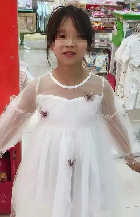 该帖子下方附带家属联系方式,几个女生分别是肖某茜,周某怡,郑某好