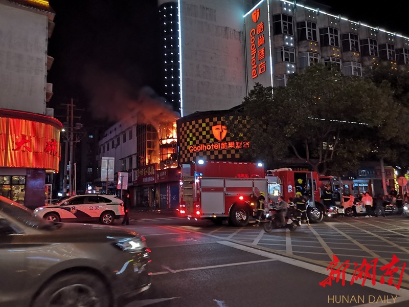目击者|突发!长沙岳麓区新民路一店铺起火 新湖南www.hunanabc.com