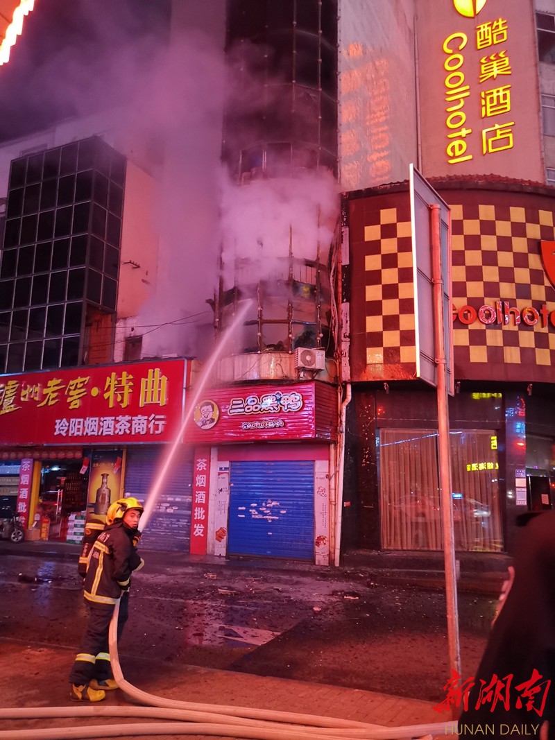 目击者|突发!长沙岳麓区新民路一店铺起火 新湖南www.hunanabc.com