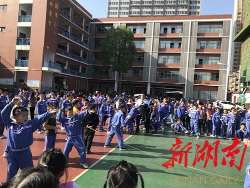 醴陵市实验小学:纸飞机掷远挑战赛热闹开启 新湖南www.hunanabc.com