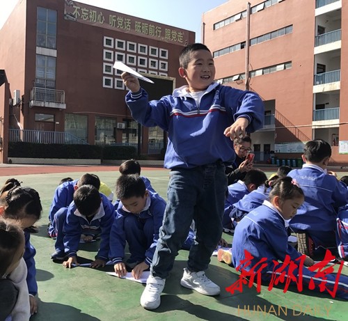 醴陵市实验小学:纸飞机掷远挑战赛热闹开启 新湖南www.hunanabc.com