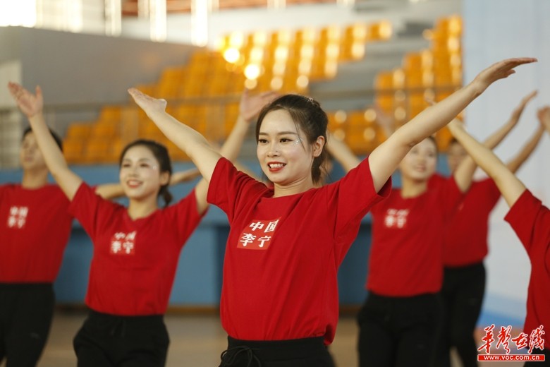 年轻人也爱广场舞 2019长沙市全民健身广场舞大赛收官