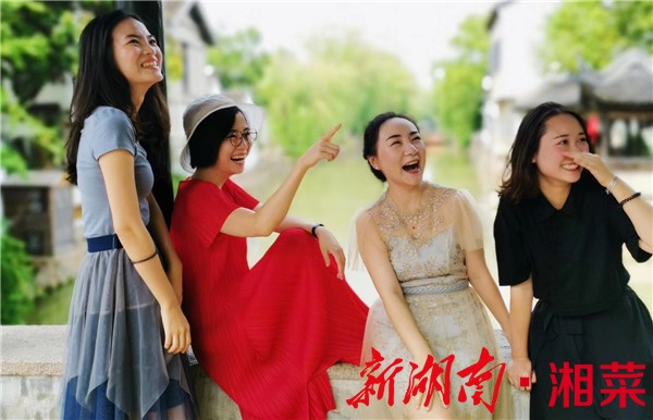 生活中的谭丽仍一袭红衣,这是一种简单的生活方式