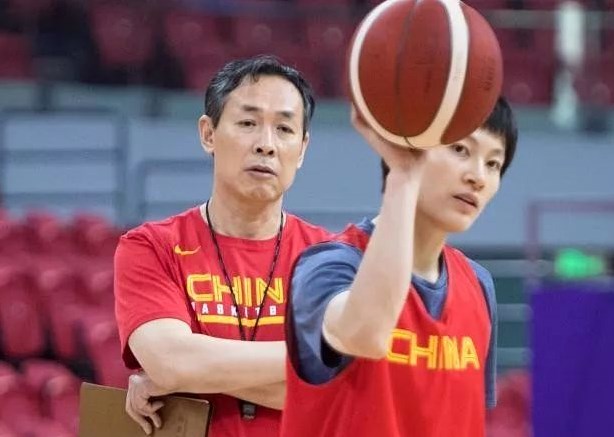 中国女篮主教练许利民：既要充满信心 又要做好困难准备