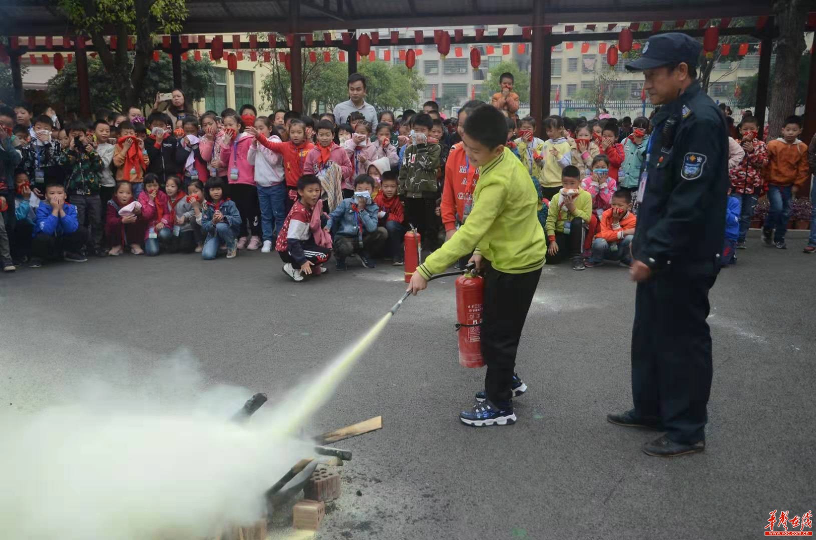 祁阳县民生小学开展119消防紧急疏散演练