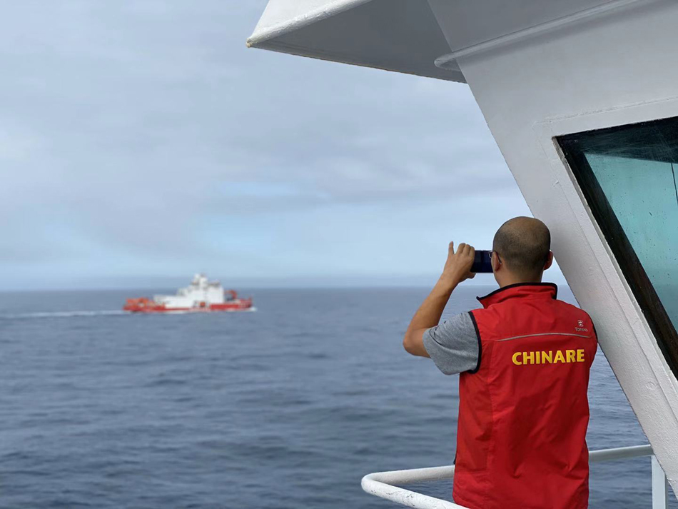 这是雪龙号船长朱兵正在向雪龙2号挥手致意.