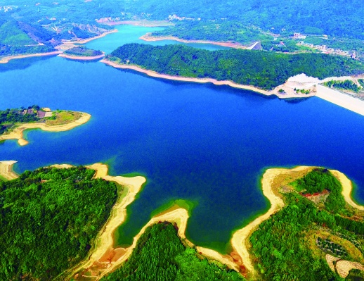 11月15日,嘉禾县盘江水库库区湿地连绵,呈现出一幅秀美画卷.