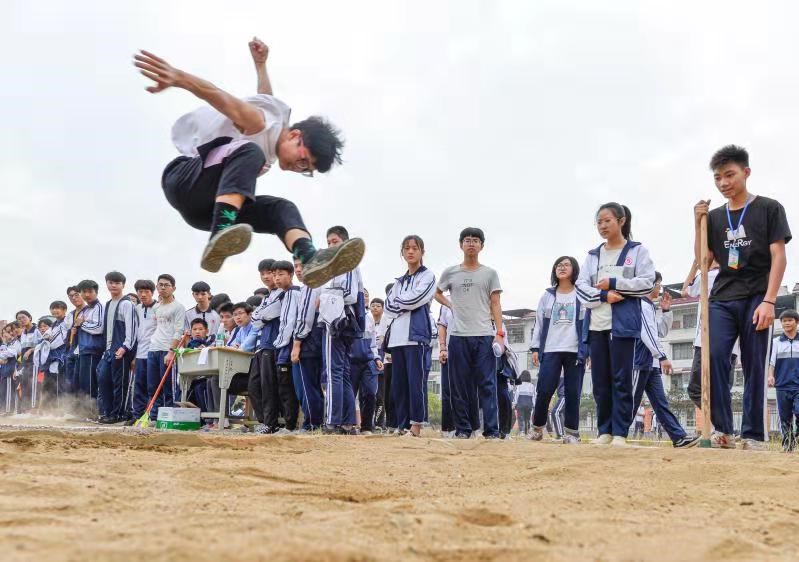 煤渣跑道起鲲鹏  道县二中举办“首届校园文化艺术节”