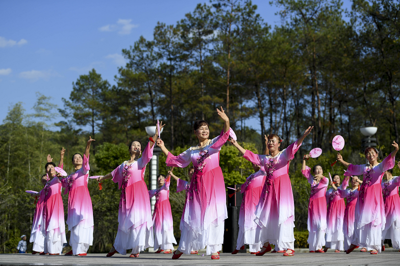 九龙江景区举办首届森林广场舞大赛，舞出健康生活