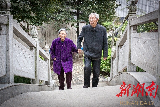 杨文钦、扎西志玛夫妇:“侗乡大医” 新湖南www.hunanabc.com