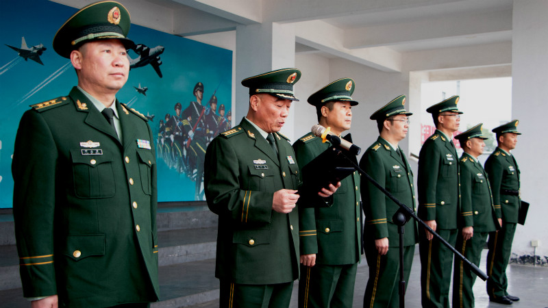 新兵团政委温常青向现场官兵致语,勉励全体官兵勤奋学习,练强杀敌本领