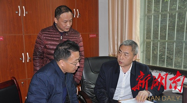 涟源市委副书记,市长刘杰(右一)在古塘乡督查指导脱贫攻坚