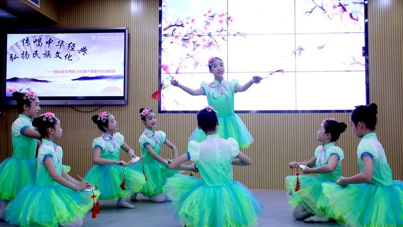 武陵区北正街小学开展“戏曲进校园”音乐沙龙活动