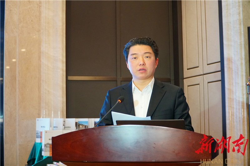 湘西州委副书记廖良辉致辞