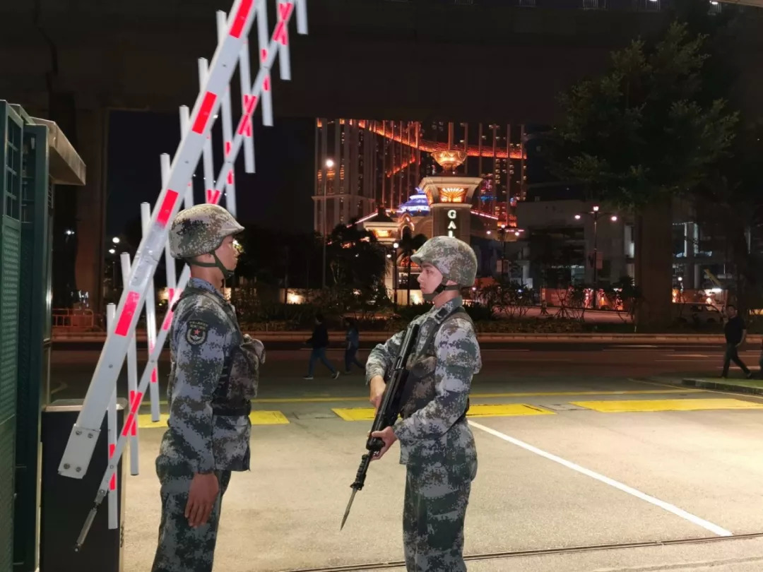 走进驻澳门部队带你看新时代霓虹灯下的哨兵