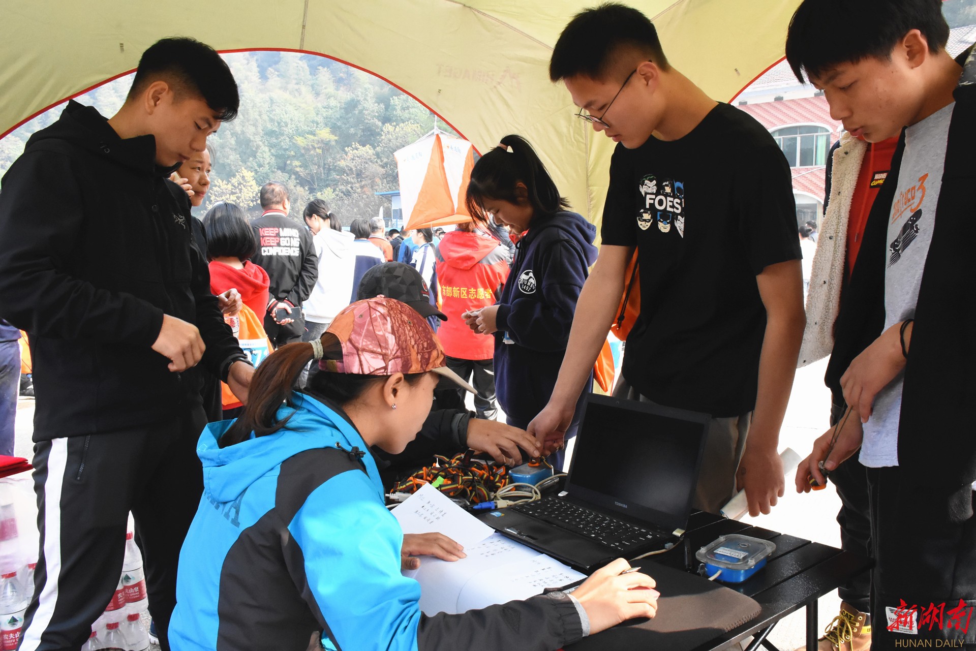 环中国益阳城市自行车赛鸣枪，近200名车手“逐风”鱼形湖畔 - 文体动态 - 新湖南