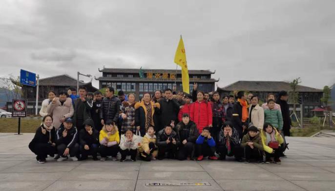 张家界市桐花树残疾人托养中心组织26名残障人士快乐出游