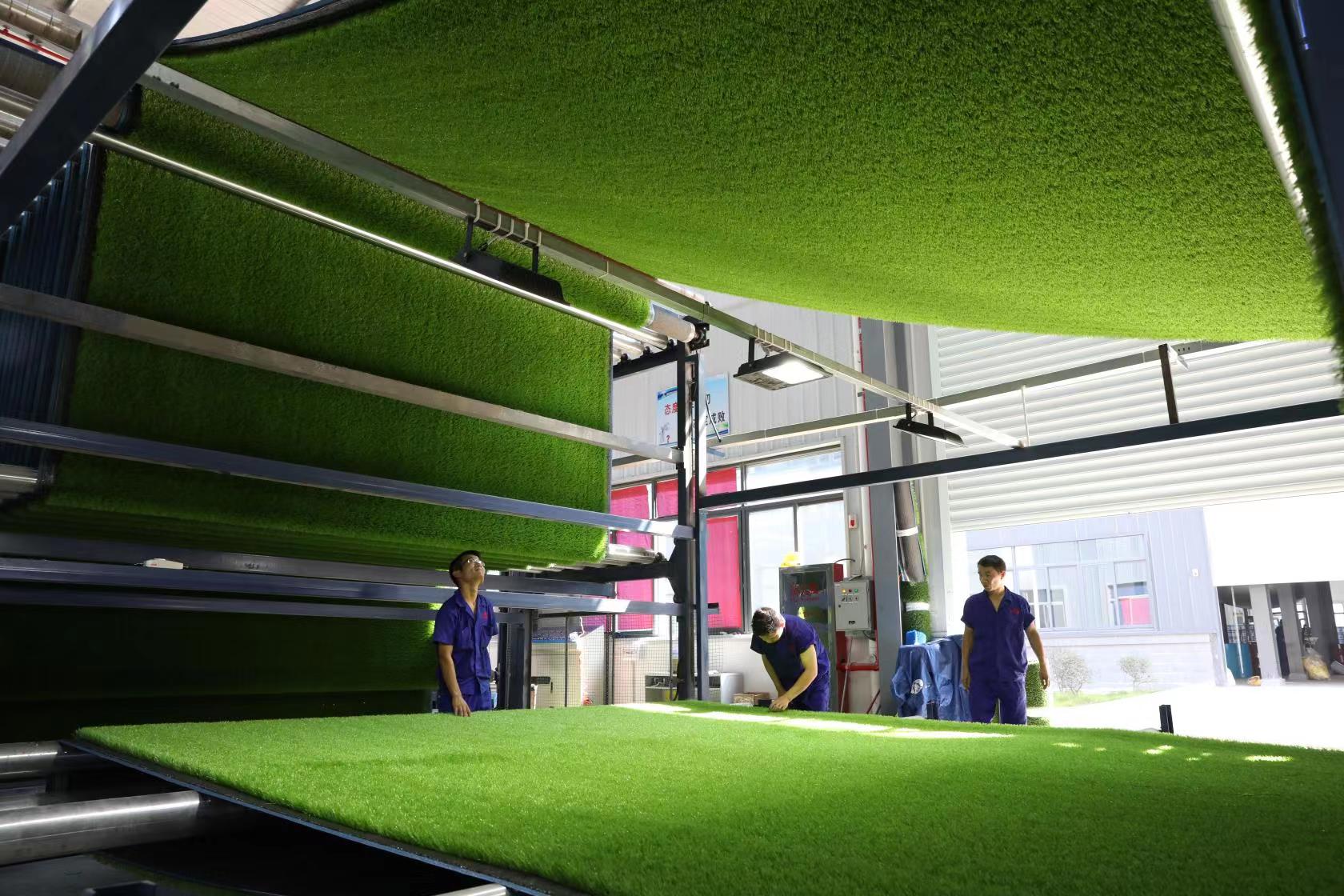 据悉,湖南优冠体育材料有限公司是一家集塑胶跑道,人造草坪,塑胶球场