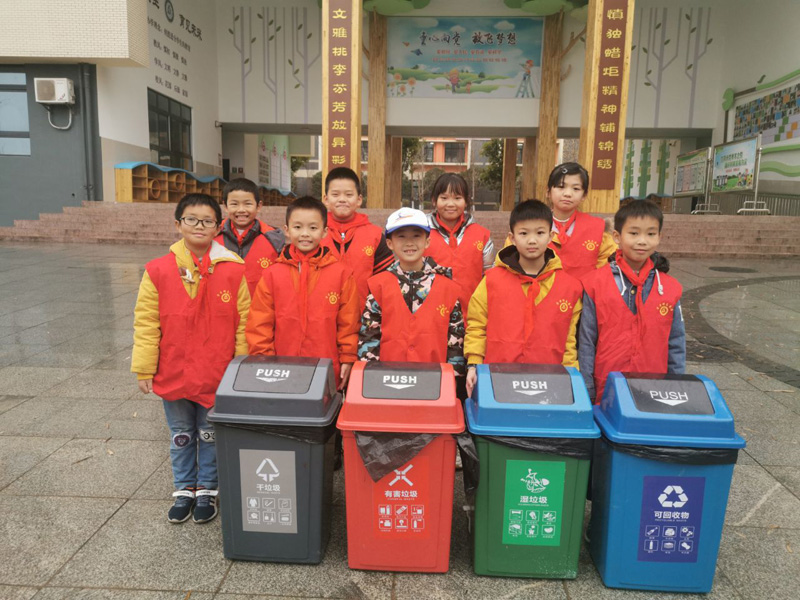 垃圾分类小卫士 践行文明新风尚