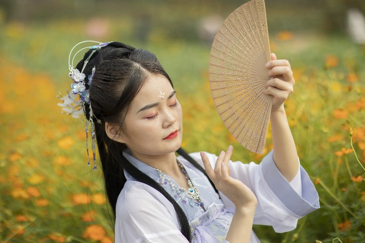 古装美女持扇图