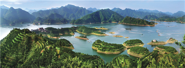 (俯瞰柘溪水库,仿佛"千岛湖"一般.