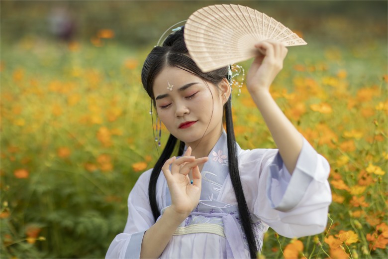 古装美女持扇图