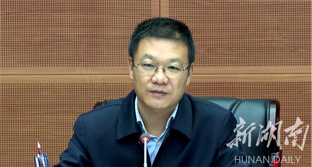 辜晋)12月24日,湘乡市委副书记,市长周俊文主持召开湘乡市七届四次