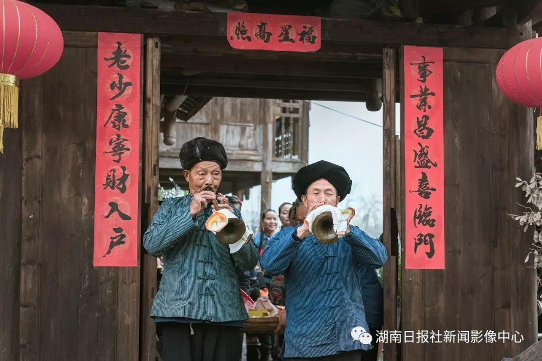 2019年12月22日,吉首矮寨家庭村,村民吹唢呐祭祀.