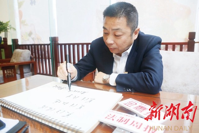 省人大代表,汨罗市市长 朱平波新湖南客户端记者 杨湛 图/伏志勇2020